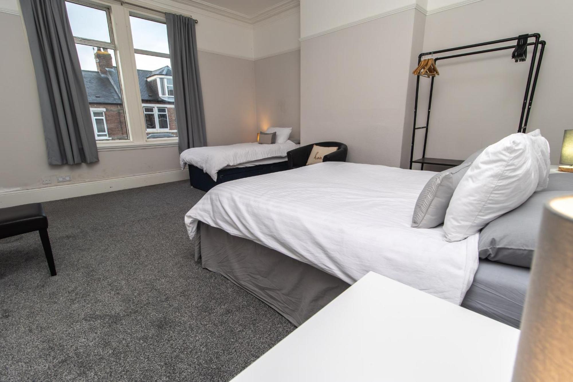 Dwellcome Home Ltd 4 King Bedroom Townhouse, Free Parking, Fast Wifi, Fully Equipped Kitchen, 15 Min Drive To Nissan, 20 Min To Newcastle Sunderland, Ideal For Long Term Contractor Etc Stays, Regular Housekeeping Option - See Our Site For Assurance South Shields Exterior photo